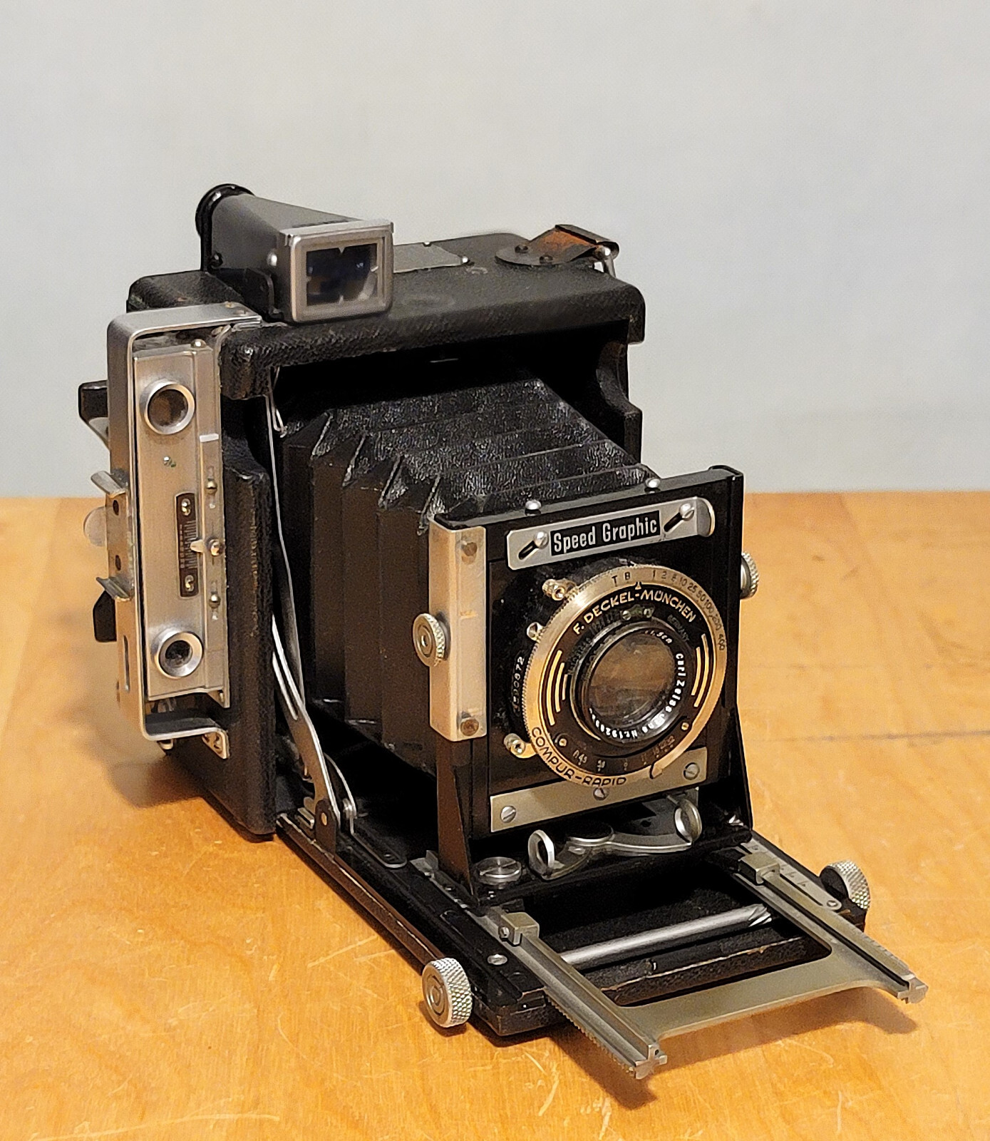 1943 GRAFLEX Speed Graphic ﻿2¼ x 3¼ MEDIUM FORMAT Camera Vintage PRO Bundle Case