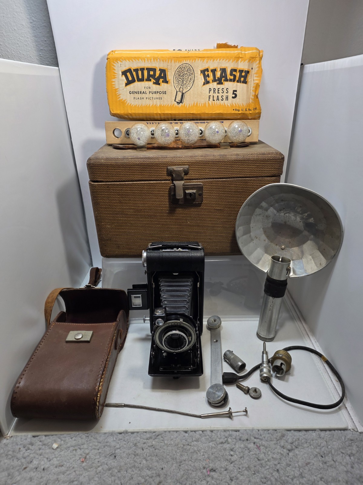 Vintage Kodak Vigilant Six-20 Camera Outfit Flash Bulbs Cases Untested (ZZ)
