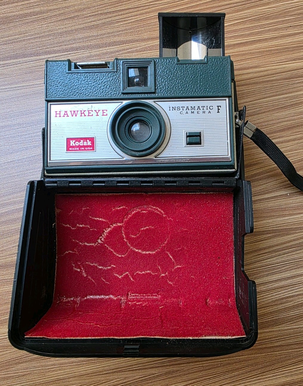 Kodak Hawkeye Instamatic F Camera 1964-1968 with field case & strap 60s untested
