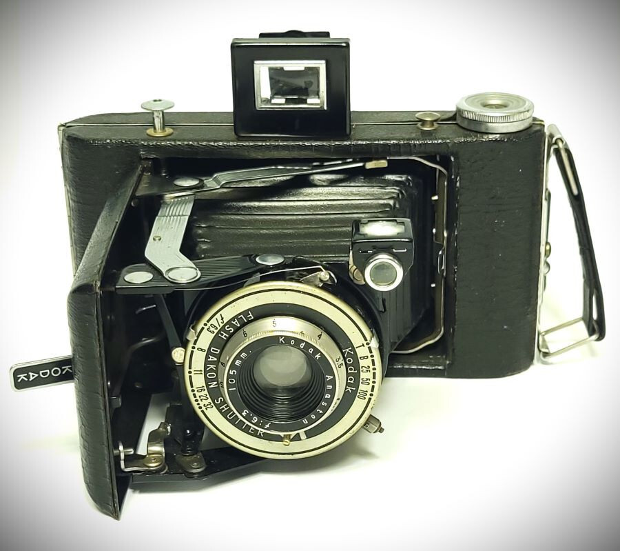 KODAK Vigilant Six-20 a Classic Folding Camera ﻿Anaston 105 mm F: 6.3 Lens Clear