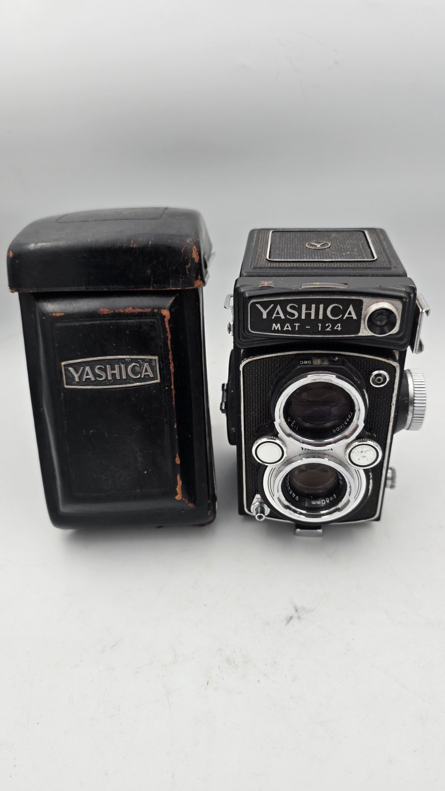 Yashica Mat-124 TLR 120 Film Camera Black Twin Lens Reflex with Yashica Case