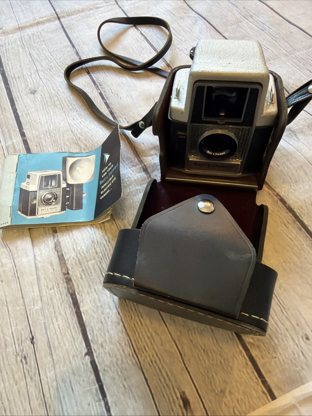 VINTAGE BELL & HOWELL ELECTRIC EYE 127 CAMERA With Leather Case & Manuel