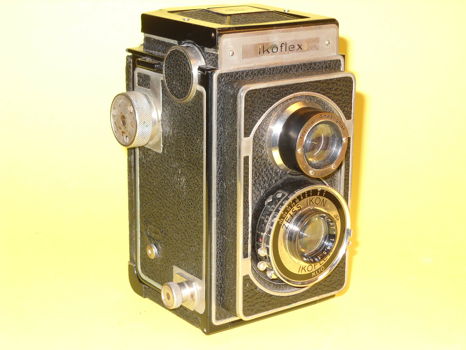 Zeiss Ikoflex I/II 851/16 – early made 6×6 TLR in good cosmetic condition…