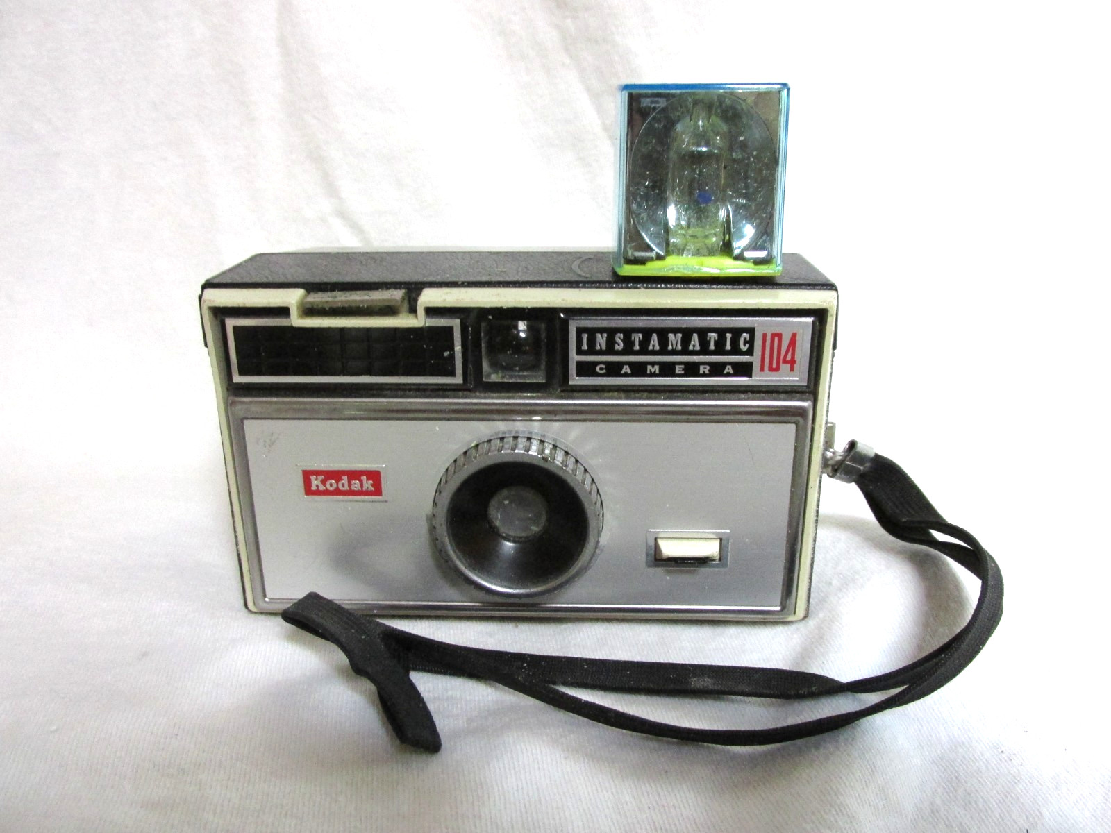 VINTAGE 1960s KODAK INSTAMATIC 104 CAMERA WITH UNUSED FLASHCUBE