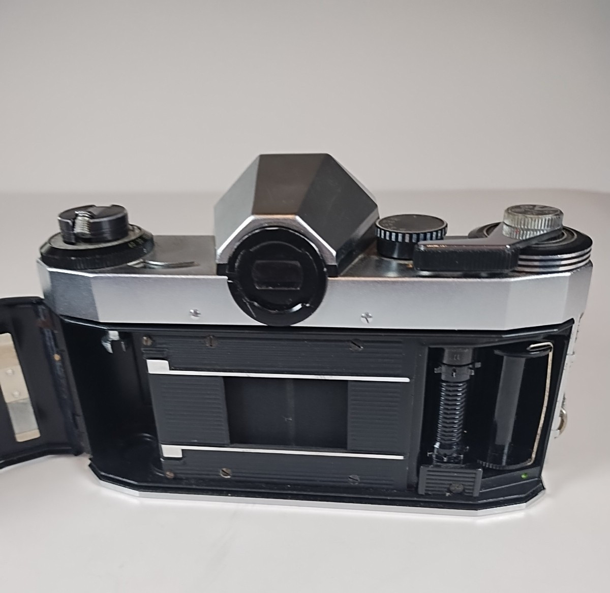 Hanimex Praktica Nova 1B SLR / Meyer Optik Gorlitz Oreston 50 mm F 1.8 lens VTG