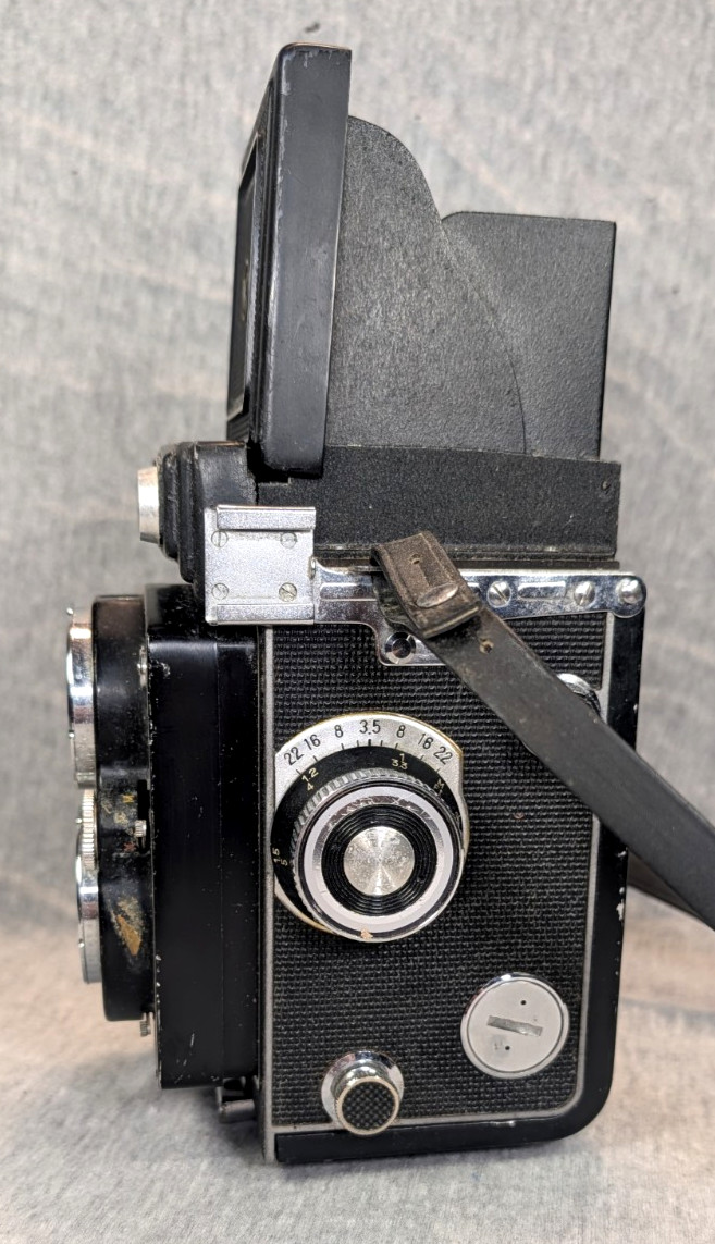 Vintage Yashica Mat 124 TLR 120 220 Film Camera C. 1969 w/ Partial Case