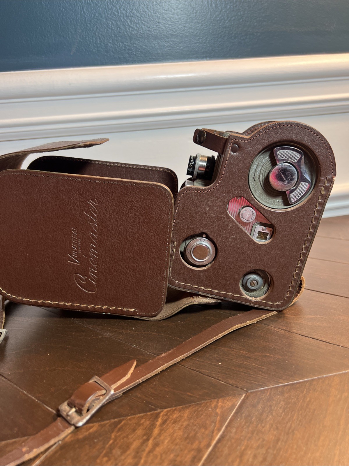 Vintage Universal Cinemaster II 8mm Cine Movie Camera Model G-8, in case