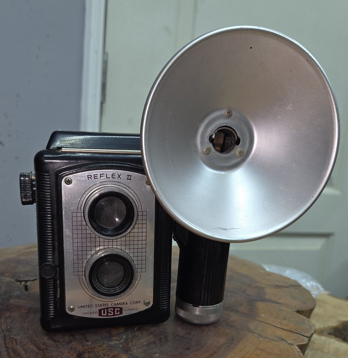 United States Camera Corp. (USC) Reflex II Vintage Box Camera with Flash, Black