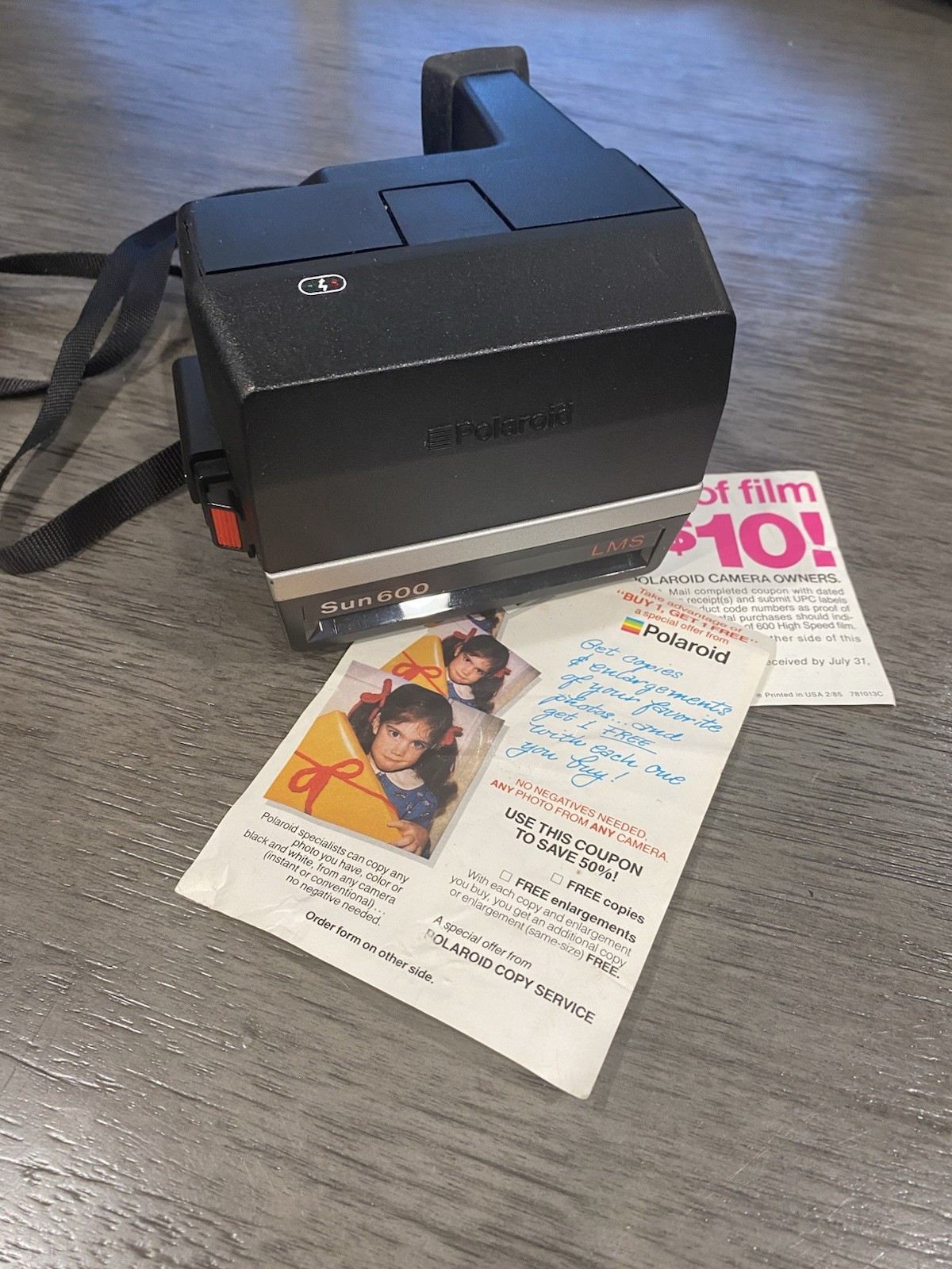 Polaroid Sun 600 LMS Instant Film Camera Built-In Flash Auto Exposure Vintage