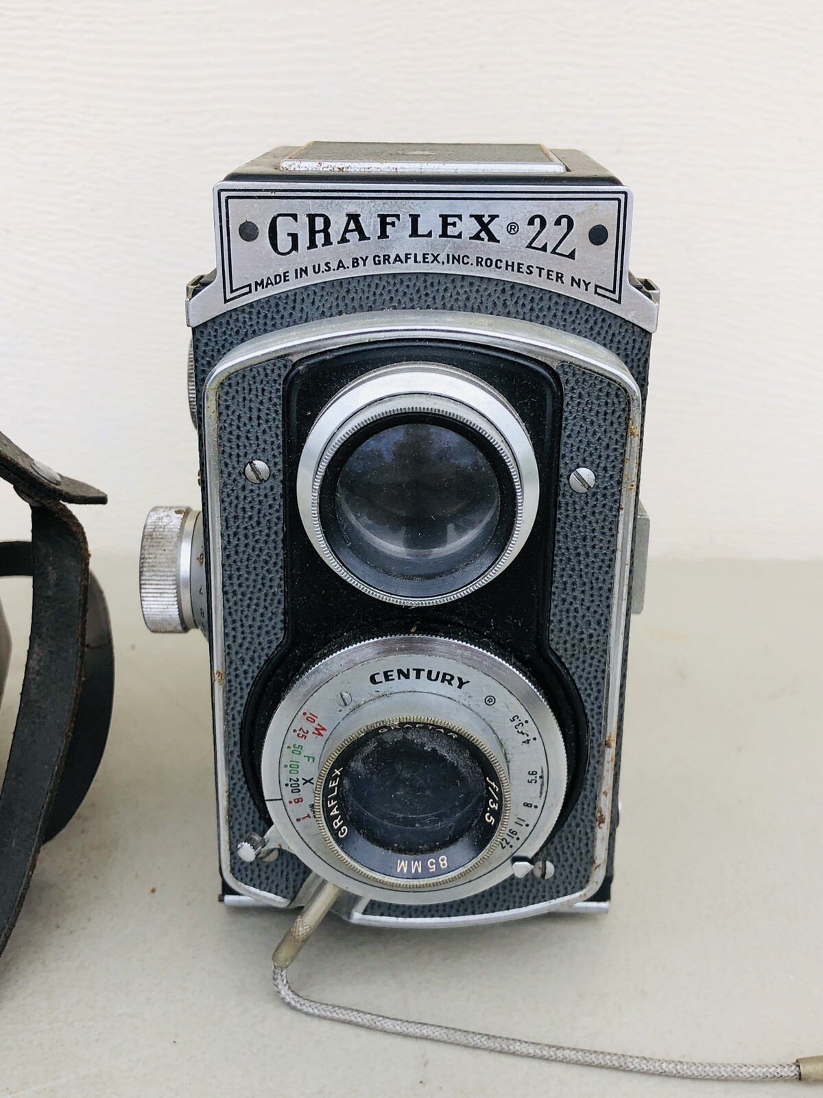 GRAFLEX 22 TWIN LENS REFLEX CAMERA MODEL 200 VINTAGE CASE AS-IS