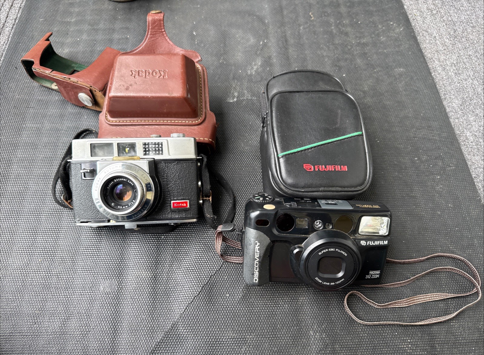 Lot Of 2 Camera (1) Kodak Automatic 35 35mm & (1) Discovery 312 Zoom Vintage