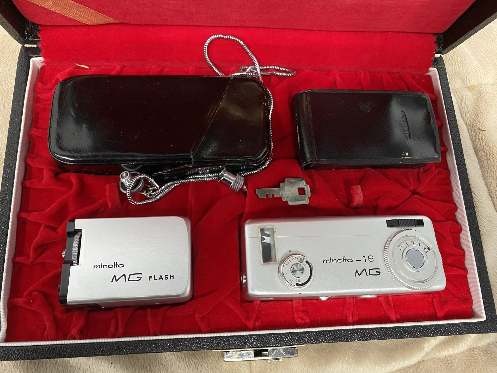 Minolta 16MG Miniature Spy Film Vintage Camera w/Flash, Case, and Key