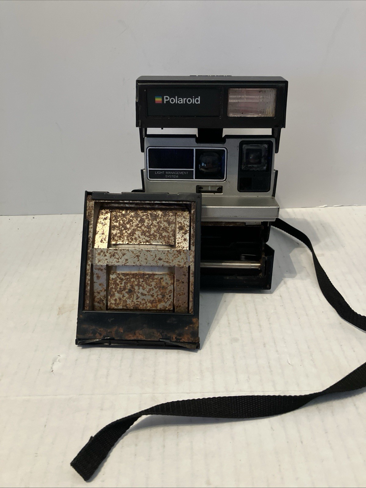 Polaroid Sun 600 LMS Instant Film Camera – RUSTY And Dirty One Strap Hook Broken