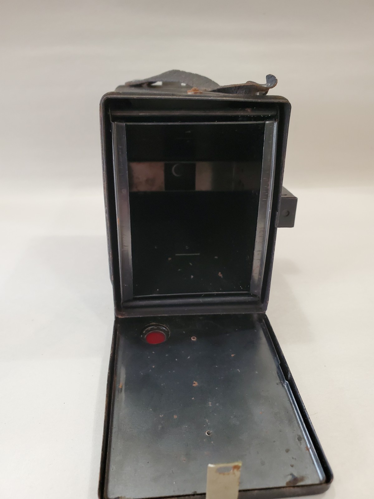 Pho-Tak vintage Spectator 120 flash mfg in the 50’s roll film metal box camera