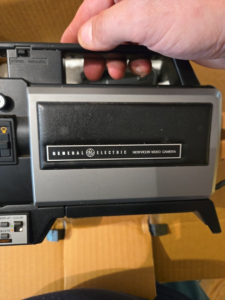 GE General Electric Newvicon Camcorder Video Camera, original box & MIC UNTESTED