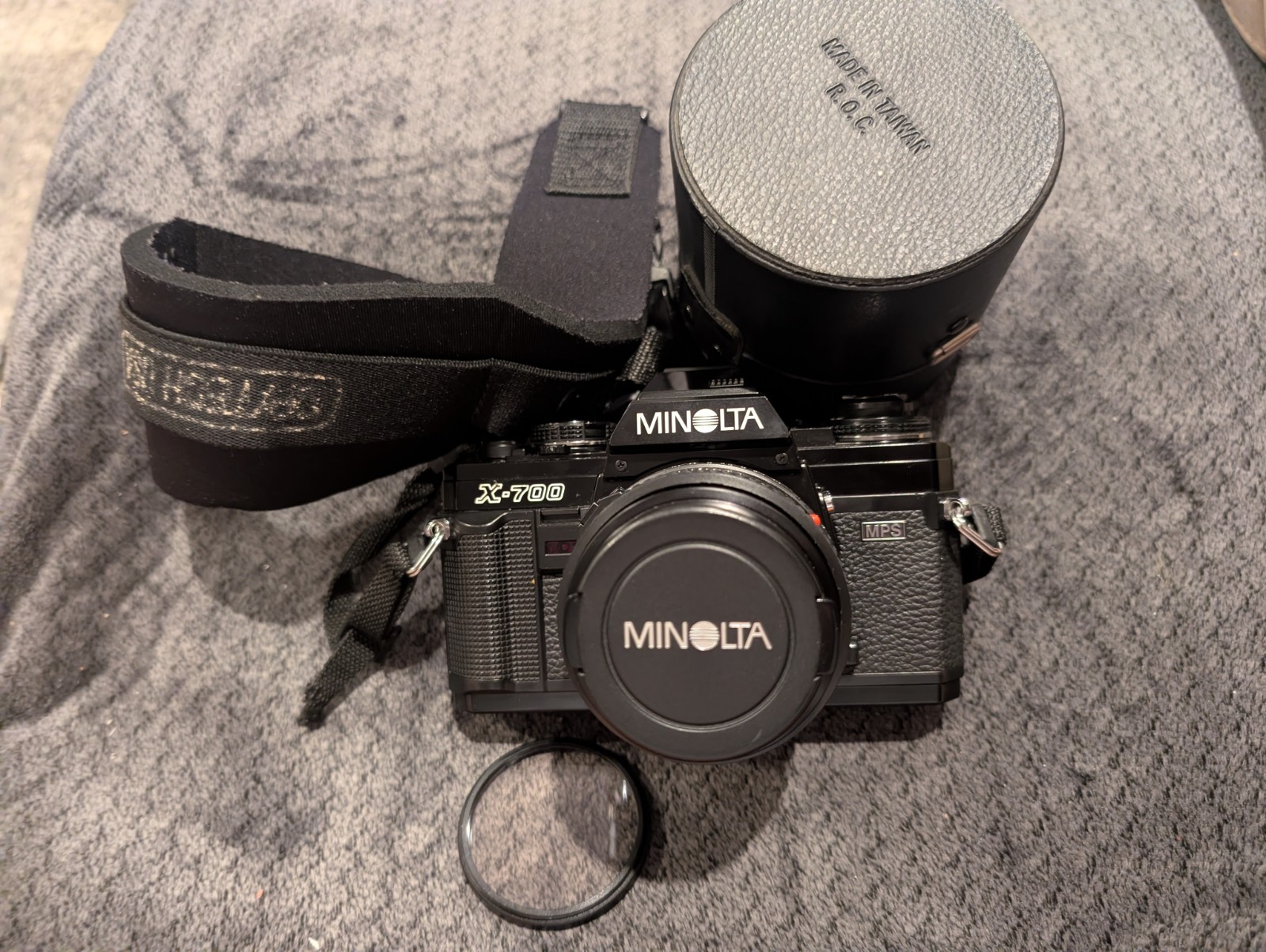 Minolta X-700 MPS SLR Film Camera Black w/ MD 50mm Lens, Filter, Strap, Case