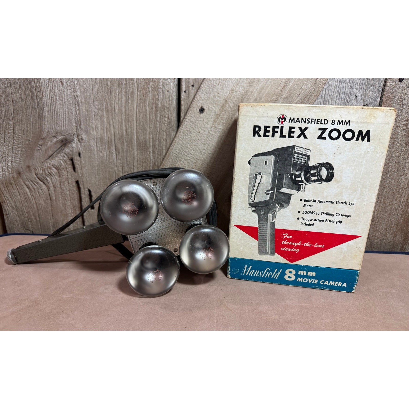 Mansfield 8MM Mansfield Holiday Zoom Movie Camera Box minor wear & 4 Bulb Light