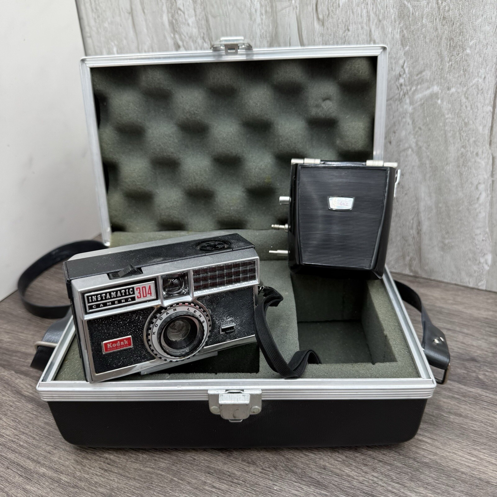 Vintage Kodak Instamatic 304 Camera Flasholder B-1 Case Untested Display