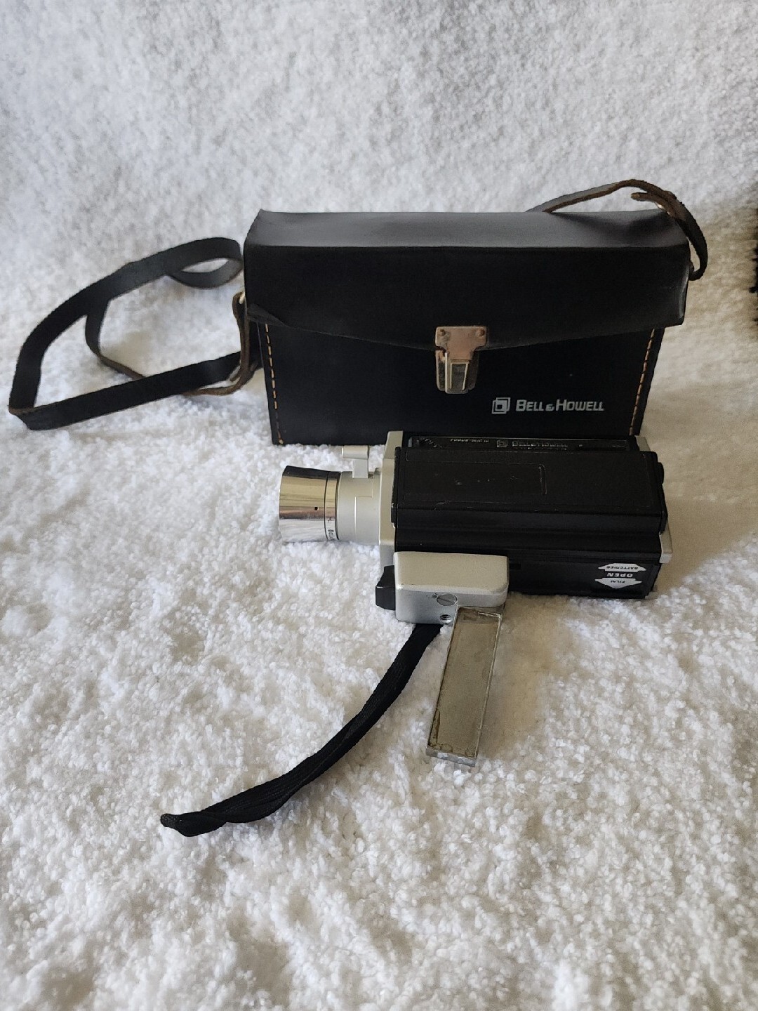 VINTAGE BELL & HOWELL AUTOLOAD ZOOM 1201 SUPER 8 FILM MOVIE CAMERA WITH CASE