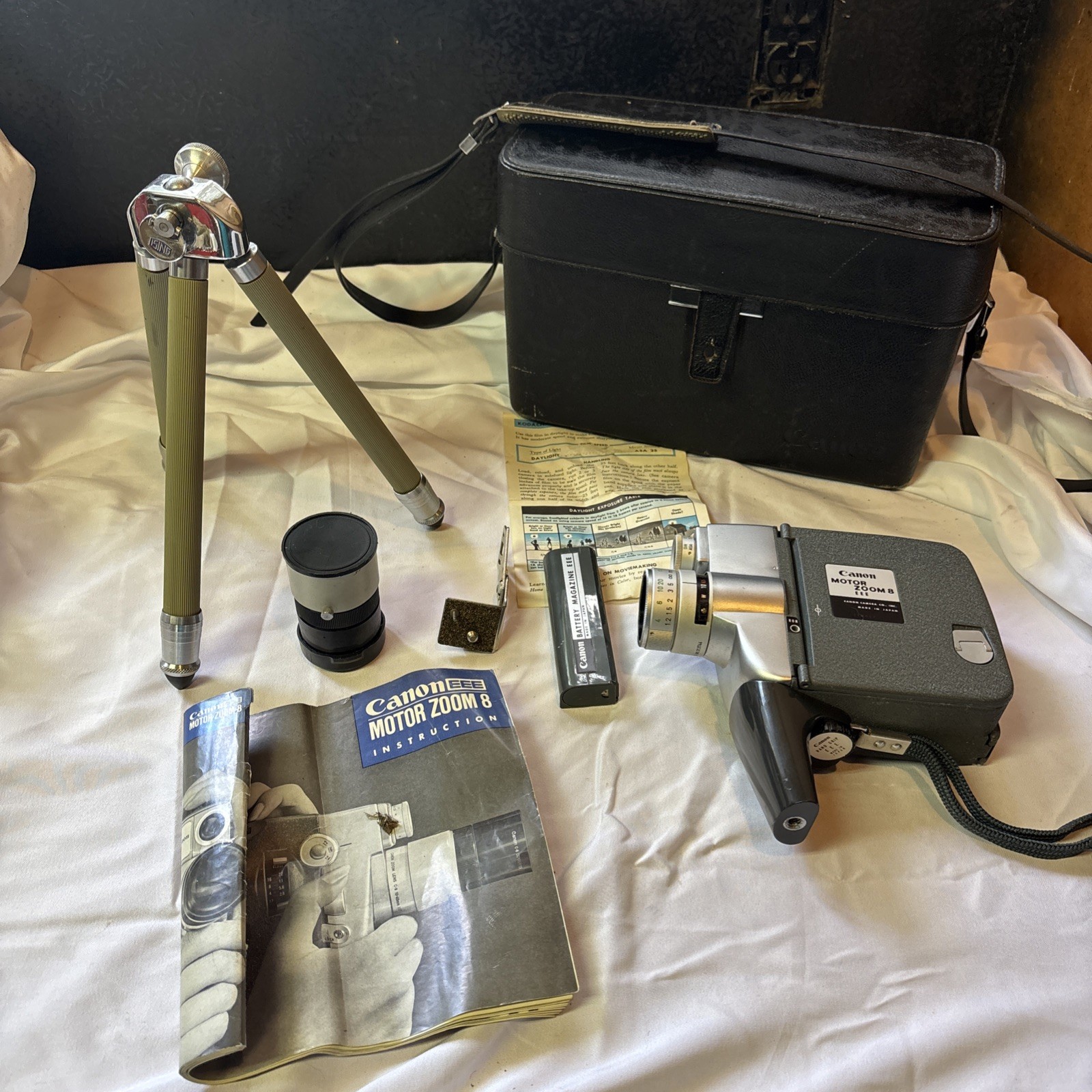 Canon Motor Zoom 8 EEE Vintage 8mm Film Camera with Box, Case & Tripod Untested
