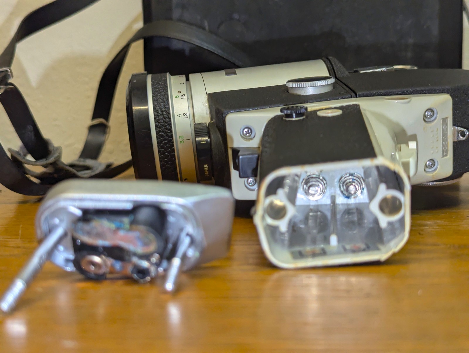 Fujica Single-8 Z600 8mm film movie camera; doesn’t power on; case included