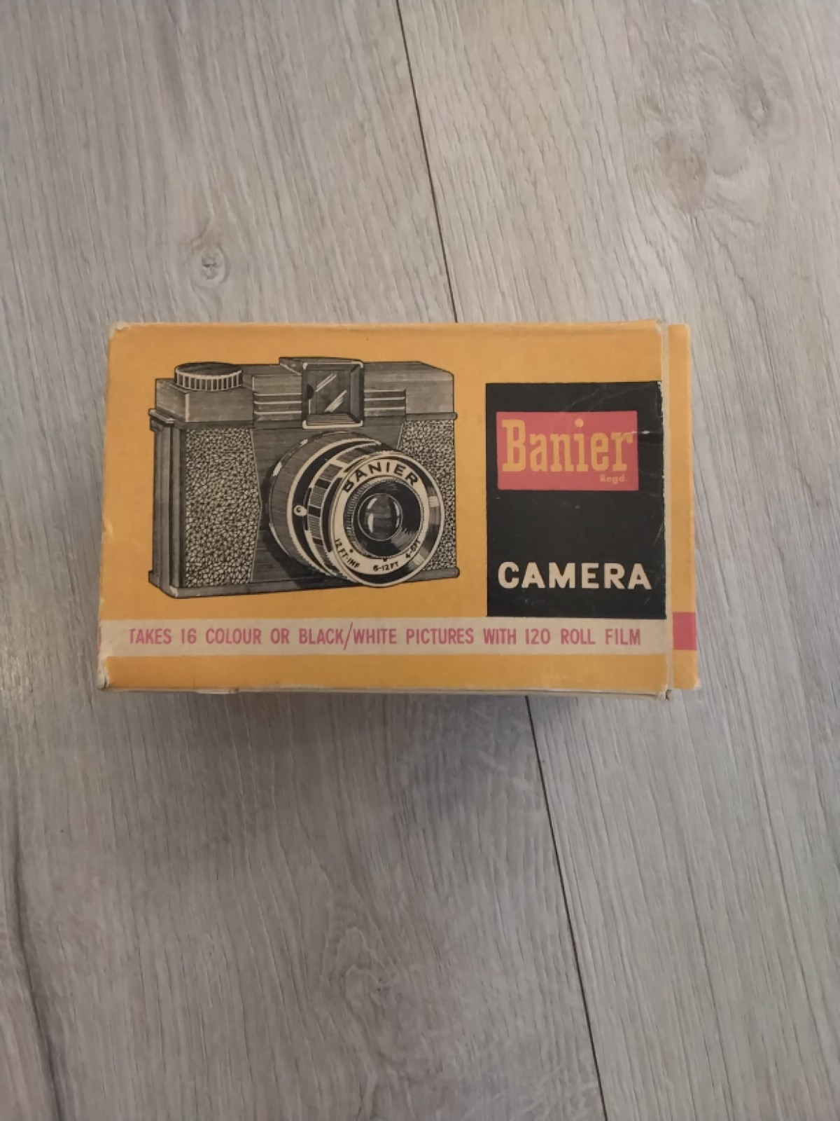 New Vintage Banier Camera W20 Takes 16 Colour or Black/White Pictures