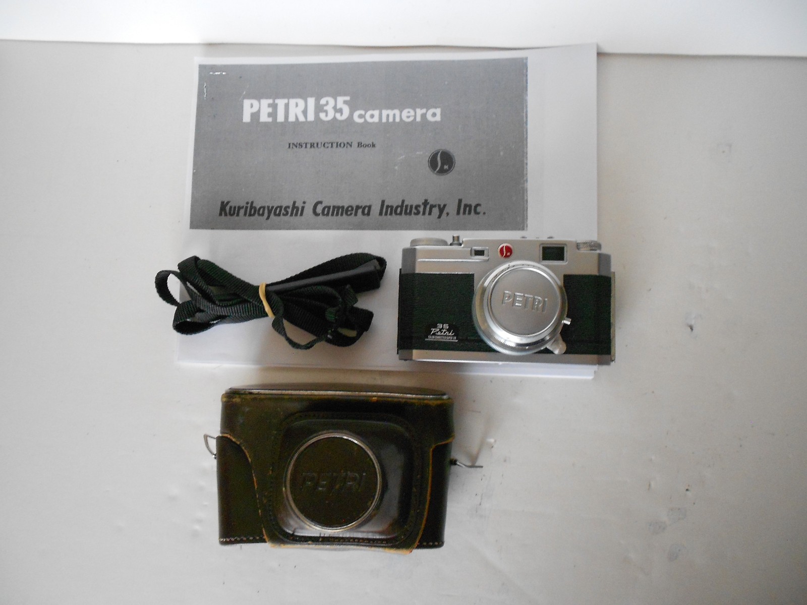 Petri 35 Color Corrected Super 28 Rangefinder 35mm Camera w/Case & Manual VGC