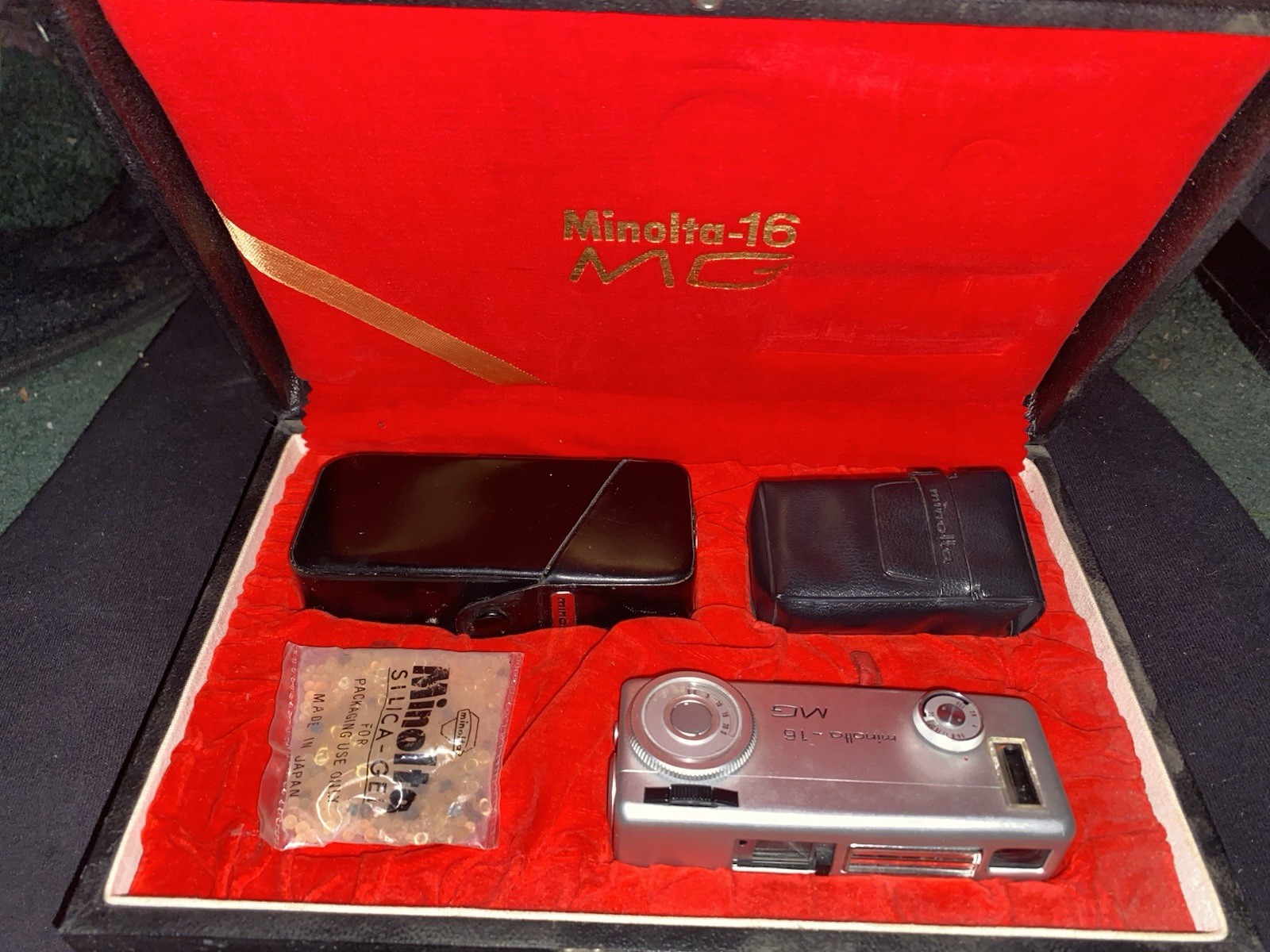 Minolta-16 MG Subminiature 16mm Japanese Camera~Silver~in Box~PARTS/NOT WORKING