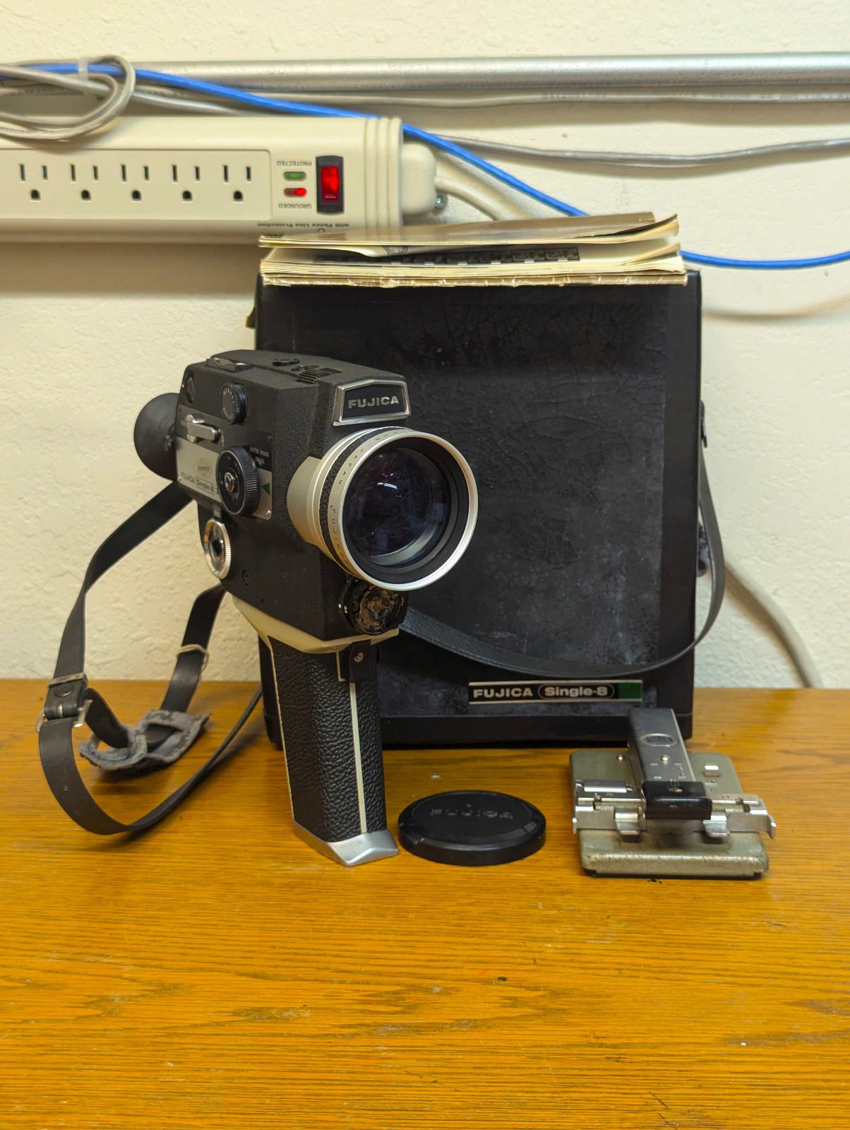 Fujica Single-8 Z600 8mm film movie camera; doesn’t power on; case included