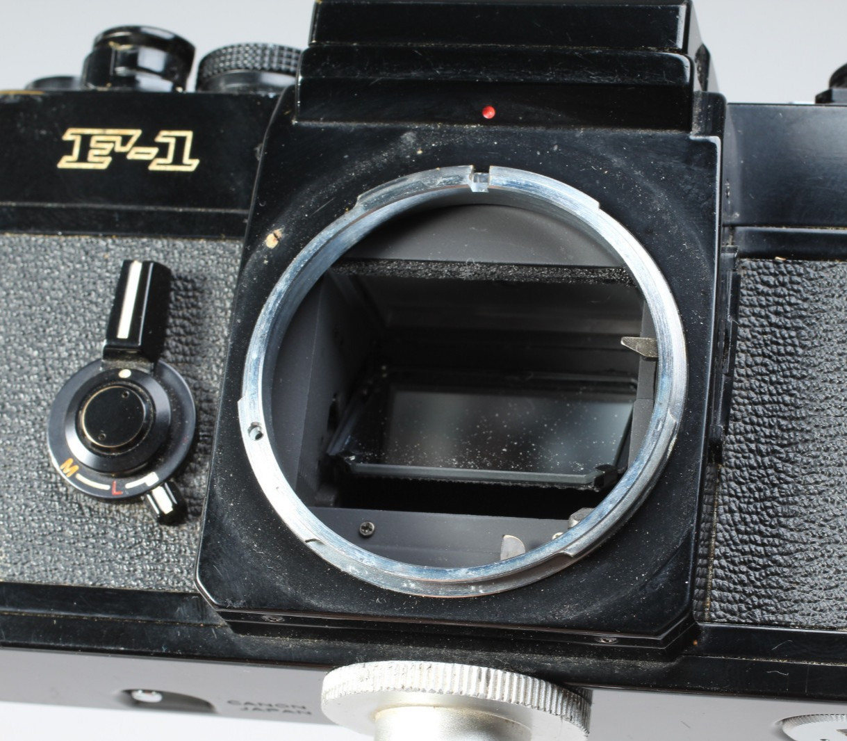 CANON F1 W 50MM F/1.8 FD LENS, HOOD, FLASH MOUNT & CAP SHUTTER GOOD METER IN-OP