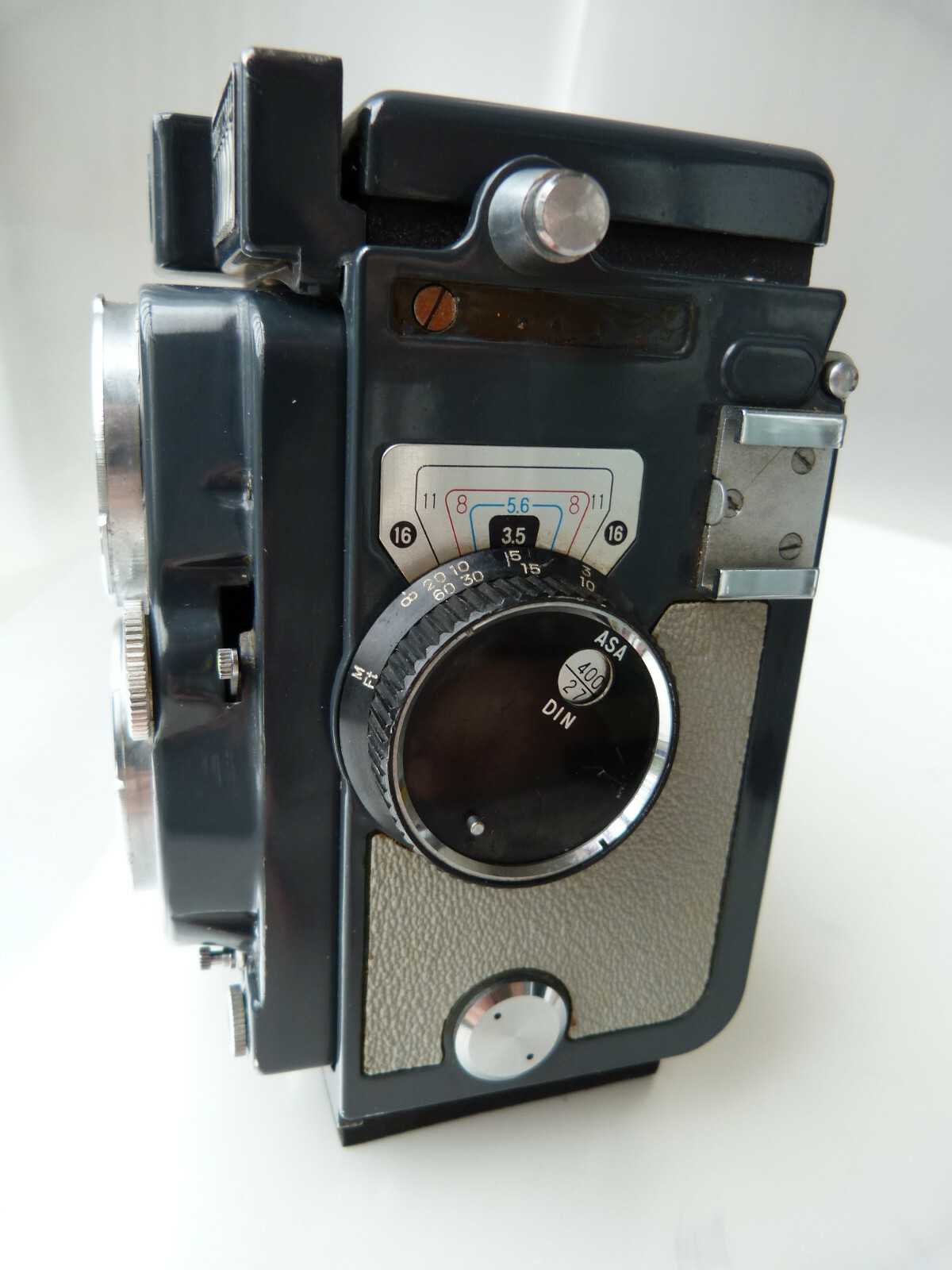 VINTAGE YASHICA 44 LM TWIN REFLEX 60mm 3.5 LENS 127 F.CAMERA.AS IS,UNTESTED.READ