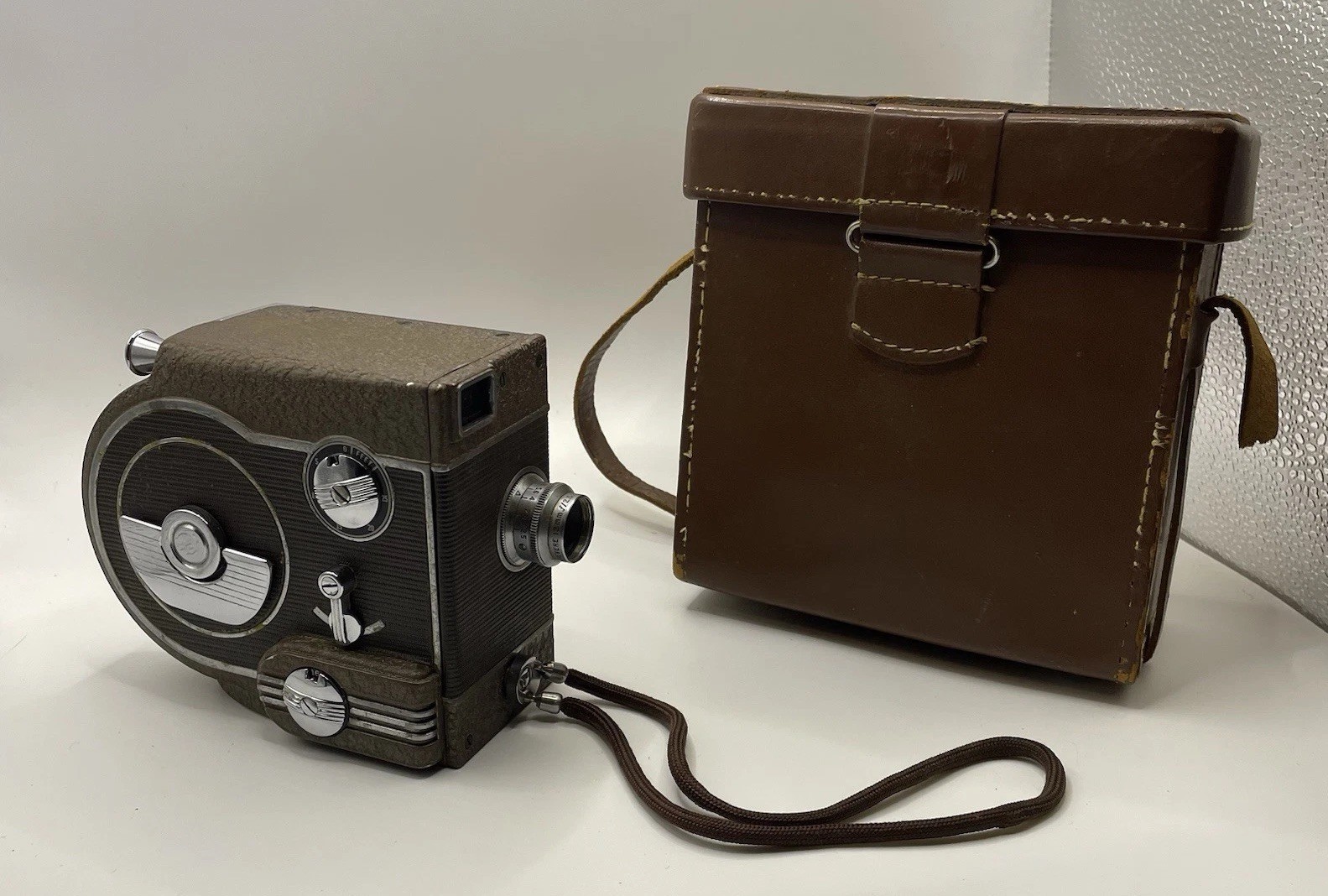 Vintage Revere Eight Model 77 Magazine Cine Eight 8mm Movie Camera Untested