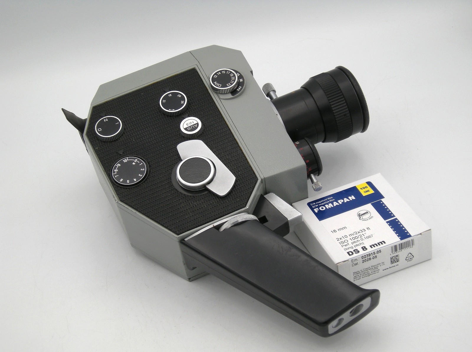 1. Analog film camera QUARZ – ZOOM DS8-3 with Lens METEOR-8M 1,8/9-38 mm + FILM