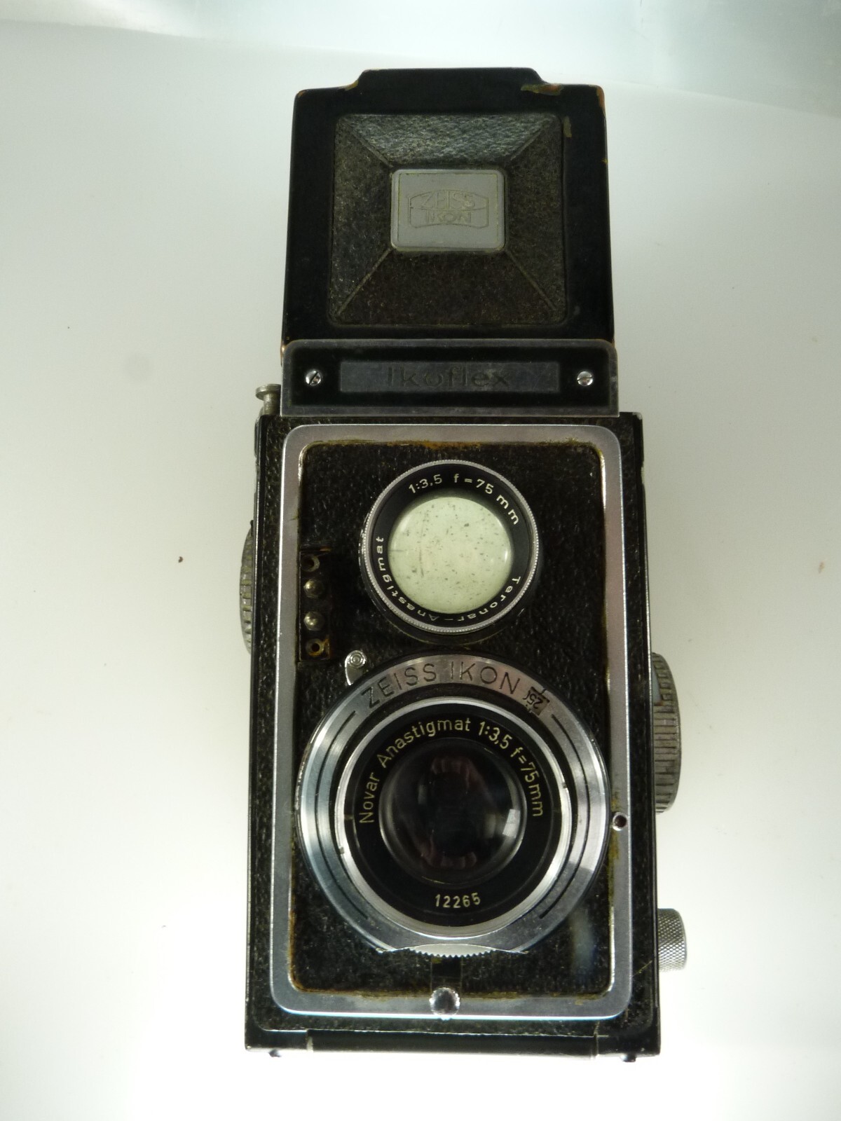VINTAGE ZEISS IKON IKOFLEX TLR With NOVAR 75MM 3.5 LENS.AS IS,UNTESTED.READ!